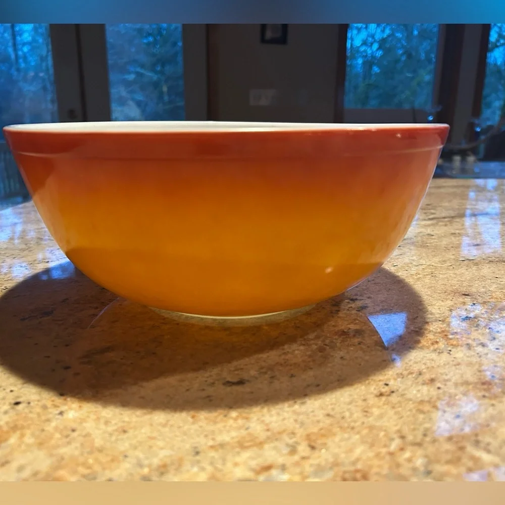 PYREX TRADEMARK #404 Flameglo Ombré 4 Qt Orange Sunburst Mixing Bowl 1974-76.